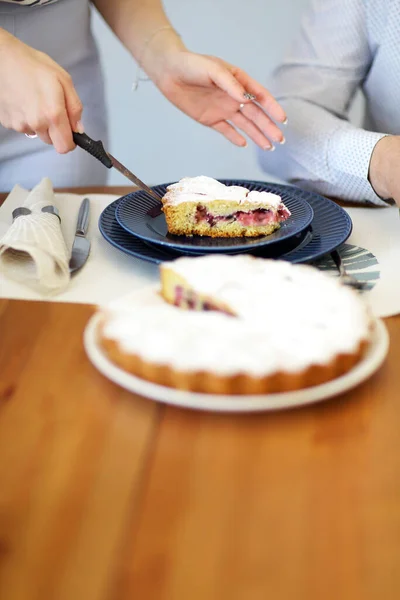 Mulher Cortando Torta Homem Bebendo Bebida Enquanto Tomando Café Manhã — Fotografia de Stock