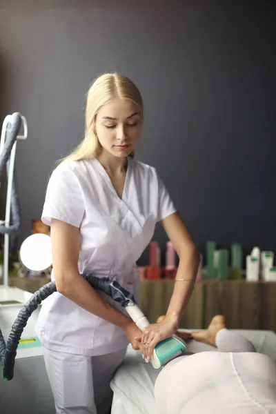 Cosmetician Usando Aparelho Emagrecimento Glp Corpo Cliente Feminino Terno Branco — Fotografia de Stock