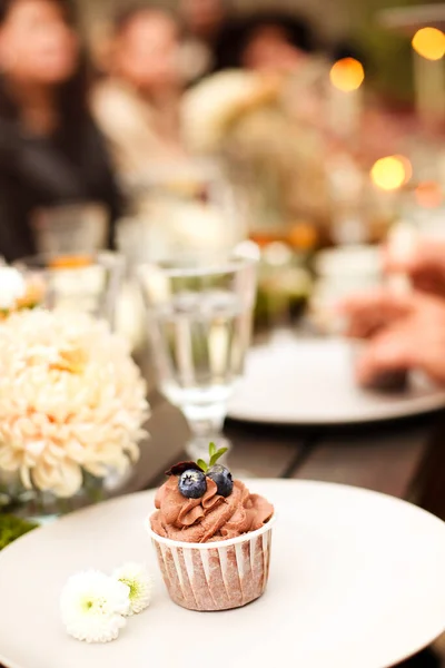 Delicioso Cupcake Com Creme Chocolate Mirtilos Colocados Prato Perto Copo — Fotografia de Stock