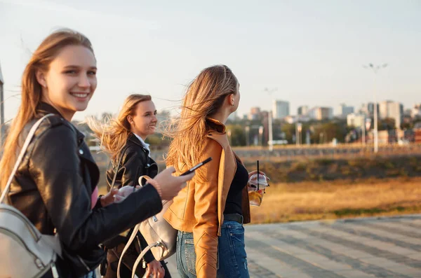 Mujeres Jóvenes Felices Con Bebidas Para Llevar Caminando Por Pavimento —  Fotos de Stock