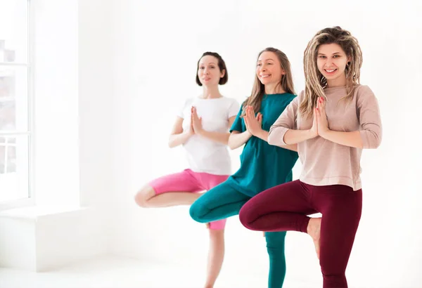 Šťastné Mladé Ženy Usmívají Meditaci Proti Bílé Stěně Během Jógy — Stock fotografie