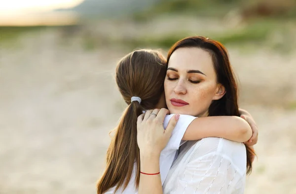 Liebevolle Mutter Küsst Entzückendes Mädchen Das Sommer Bei Sonnenschein Zusammen — Stockfoto