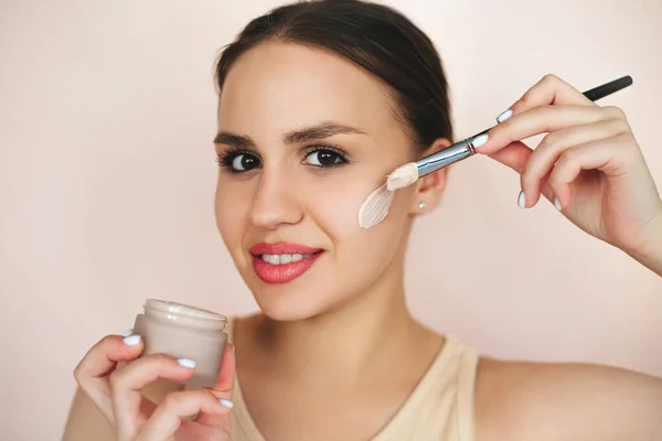 Mujer Joven Optimista Sonriendo Mirando Cámara Mientras Aplica Máscara Arcilla — Foto de Stock