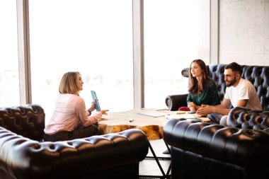 Emlakçı ev yatırımları için bir sözleşme sunuyor.