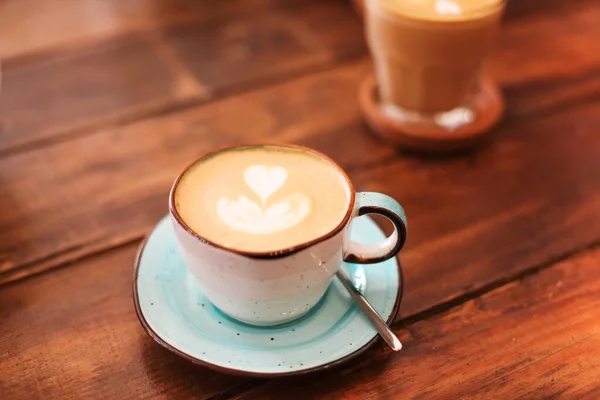Fentről Kerámia Csészék Csészealjak Frissen Főzött Latte Szívvel Habos — Stock Fotó