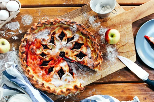 Von Oben Frischer Obstkuchen Auf Holztisch Neben Zutaten Zum Ausprobieren — Stockfoto