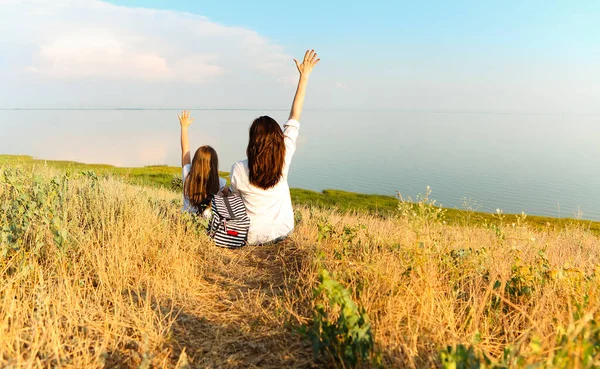 Πίσω Όψη Αγνώριστη Γυναίκα Αγκαλιάζει Κορίτσι Ενώ Κάθεται Αποξηραμένο Γρασίδι — Φωτογραφία Αρχείου