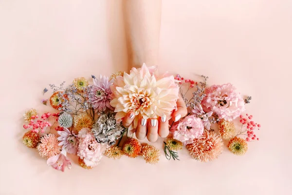 Oigenkännlig Hona Med Blommande Blommor Visar Snygg Snygg Manikyr Rosa — Stockfoto
