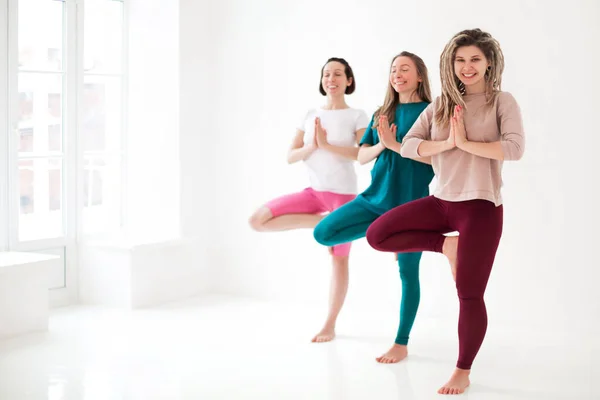 Gelukkig Jonge Vrouwen Glimlachen Mediteren Tegen Witte Muur Tijdens Yoga — Stockfoto