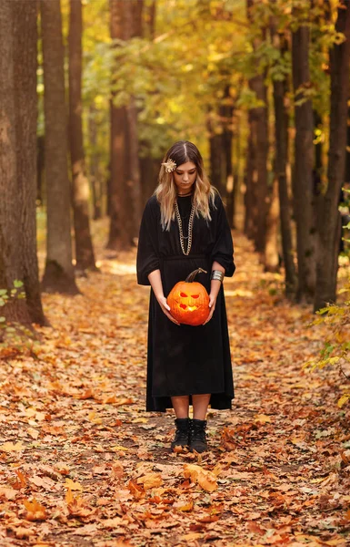 Junge Frau Schwarzem Umhang Trägt Gruselige Laterne Und Schaut Halloween — Stockfoto