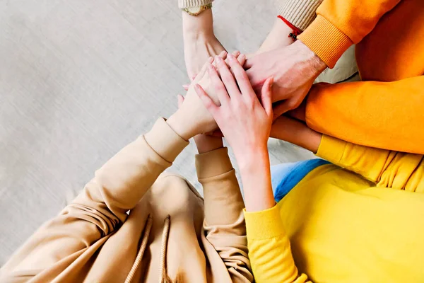 Pilha Mãos Amigos Adolescentes Unindo Mãos Fechar — Fotografia de Stock