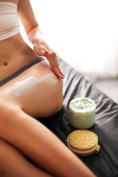 Высокий угол обжига анонимной самки с банкой питательного зеленого крема 