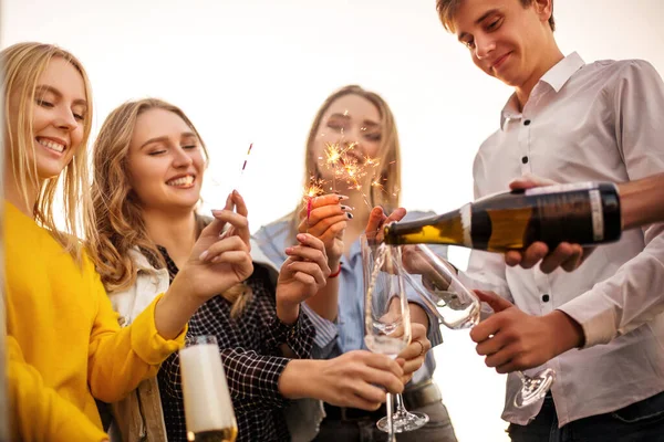 Gruppo Amici Festaioli Con Flauti Con Champagne Fuoco Del Bengala — Foto Stock