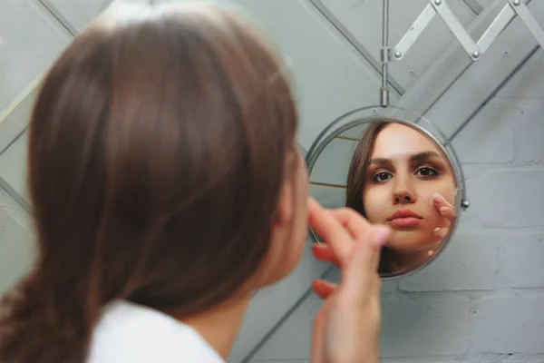 Mujer Joven Albornoz Blanco Untando Máscara Barro Cara Mientras Está — Foto de Stock