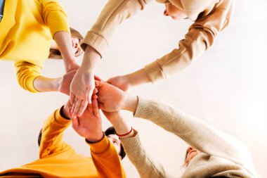 Bir sürü arkadaş var. Gençler ellerini birleştiriyor. Kapat.