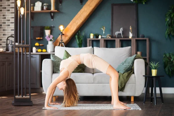 Spor Giyimli Sıska Bir Kadın Evde Kanepede Yoga Yaparken — Stok fotoğraf