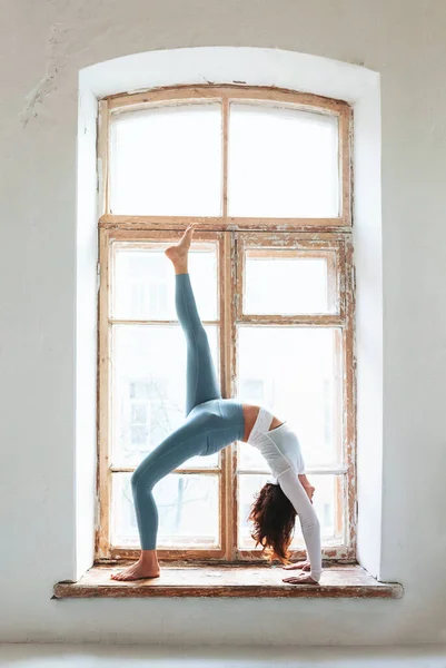 Zijaanzicht Van Kalme Vrouw Sportkleding Beoefenen Van Yoga Pose Terwijl — Stockfoto