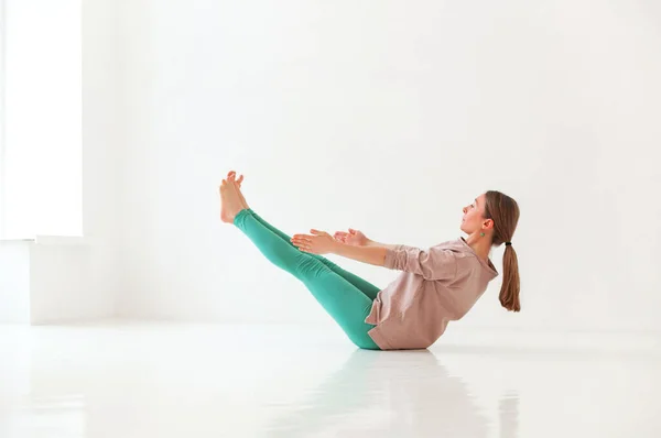 Mulher Calma Sportswear Praticando Ioga Firefly Pose Enquanto Equilibra Olhando — Fotografia de Stock