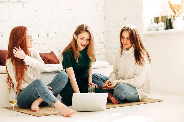Teljes Test Fiatal Nők Padon Böngészi Közösségi Média Laptopon Miközben — Stock Fotó