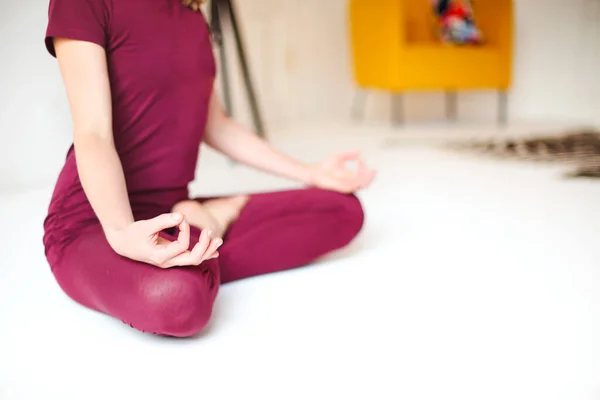 反观穿着运动服 两条腿交叉 双手沾满泥巴 坐在垫子上 一边练瑜伽一边专心练习瑜伽的难以辨认的女性 — 图库照片