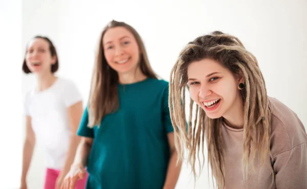 Mujeres Jóvenes Felices Sonriendo Después Meditar Contra Pared Blanca Durante — Foto de Stock