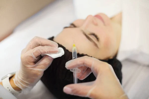 Esthéticienne Professionnelle Injectant Acide Hyaluronique Près Des Yeux Femme Pendant — Photo