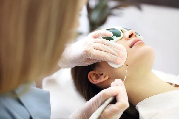 Enlèvement Grains Beauté Laser Sur Cou Une Femme Dans Salon — Photo