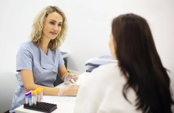 Ung Kvinnlig Patient Provtagningsförfarandet För Blodprov — Stockfoto