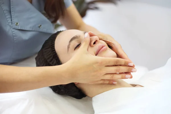 Masseuse Méconnaissable Robe Debout Dans Salon Spa Massage Visage Cliente — Photo