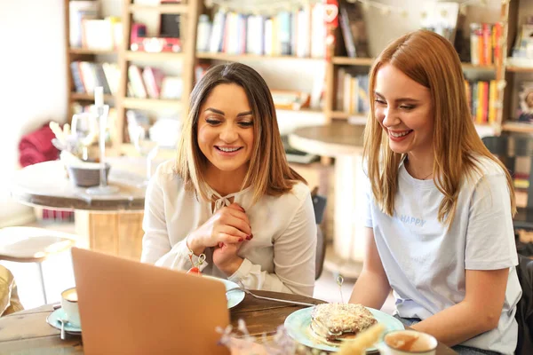 Boldog Női Barátok Mosolygott Hogy Video Hívást Laptop Miközben Asztalnál — Stock Fotó