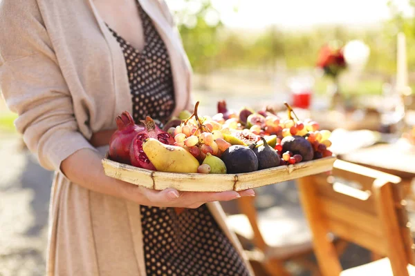 Unbekanntes Weibchen Trägt Tablett Mit Verschiedenen Reifen Früchten Während Sie — Stockfoto