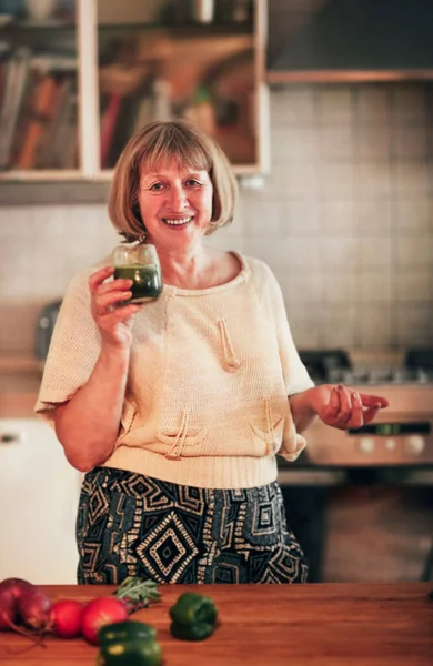 Happy Middle Aged Female Fresh Vegetable Smoothie Smiling Looking Camera — Stock Photo, Image