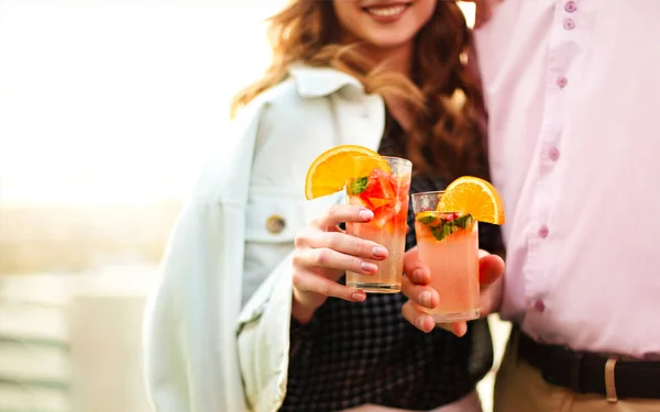 Anonieme Man Vrouw Klinkende Glazen Fruitcocktails Het Voorstellen Van Toast — Stockfoto