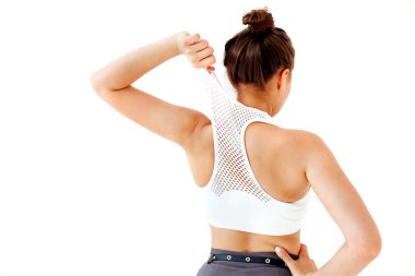 Arka planda, eli belinde olan, beyaz arka planda tarlada gezen, stil sahibi, tanınmamış bir kadın var.