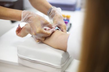 Kan tahlili sırasında genç bir bayan hasta. Kapat.