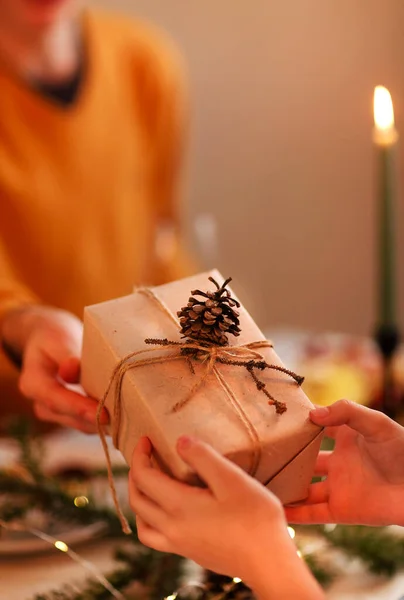 Zachte Focus Van Onherkenbare Persoon Geven Verpakt Geschenk Aan Vriend — Stockfoto