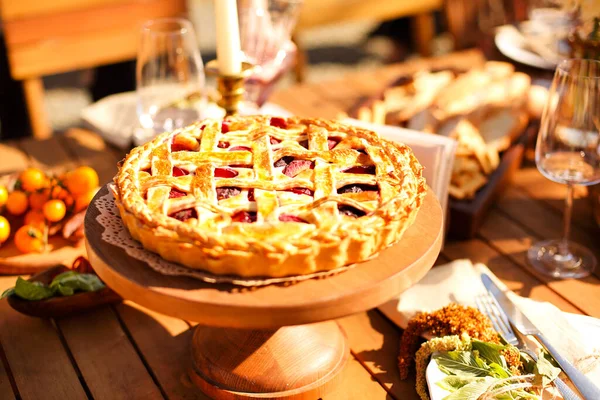 Leeres Weinglas Neben Tafel Mit Früchten Auf Festtafel Sonnigem Sommertag — Stockfoto