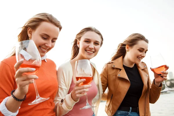 Glada Unga Flickvänner Som Dricker Vin Och Äter Bruschettas Medan — Stockfoto