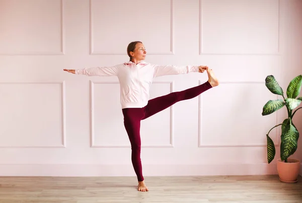 Lugn Kvinna Sportkläder Utövar Yoga Pose Samtidigt Balansera Och Titta — Stockfoto