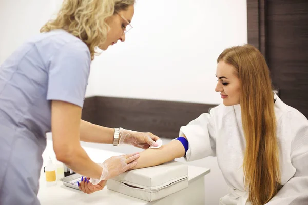 Médecin Femme Frottant Bras Femme Avec Tampon Alcool Avant Prélever — Photo