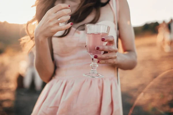 Mulher Irreconhecível Vestido Desfrutando Suco Rosa Fresco Manhã Ensolarada Campo — Fotografia de Stock