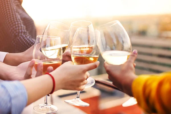 Groep Anonieme Mensen Die Wijnglazen Klappen Toast Uitbrengen Tijdens Een — Stockfoto