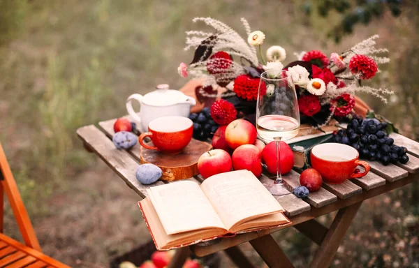 Libro Aperto Bicchiere Vino Posizionato Vicino Stoviglie Mazzo Fiori Freschi — Foto Stock