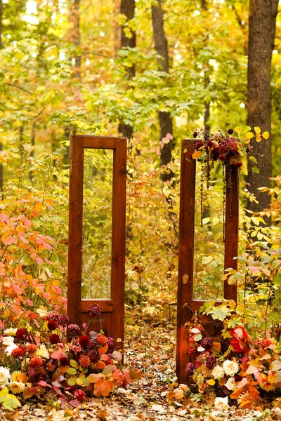 緑豊かな植物の近くに位置する木立の秋の日にカラフルな枯れ葉を持つ木材ゲート — ストック写真