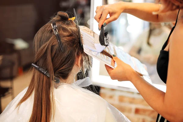 Peluquería Femenina Irreconocible Untando Tinte Cabello Mujer Mientras Trabaja Salón —  Fotos de Stock