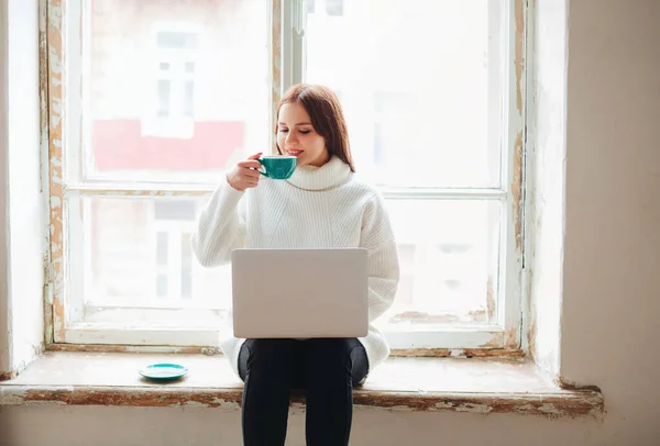 Fröhliche Junge Frau Genießt Frischen Kaffee Und Stöbert Netbook Während — Stockfoto