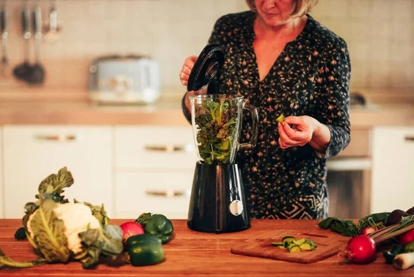 Oříznout Středním Věku Fena Uvedení Zralé Zeleniny Mixéru Při Vaření — Stock fotografie