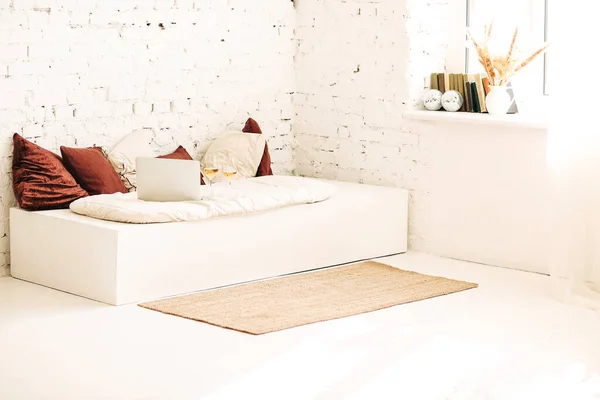 Mat Placed Couch Laptop Wine White Brick Wall Sunlit Room — Photo