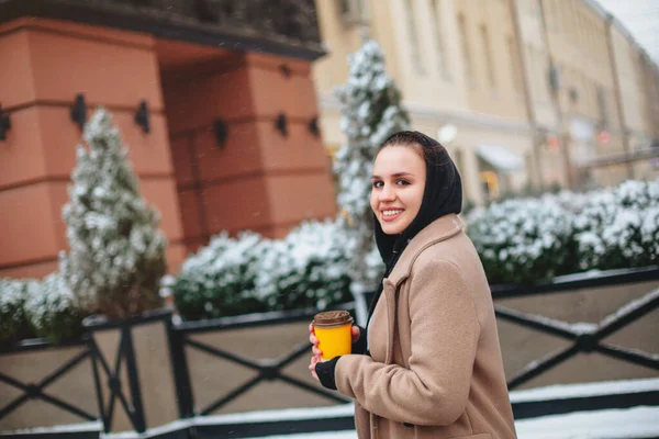 Sidovy Glad Ung Kvinna Ytterkläder Ler Och Tittar Kameran Medan — Stockfoto