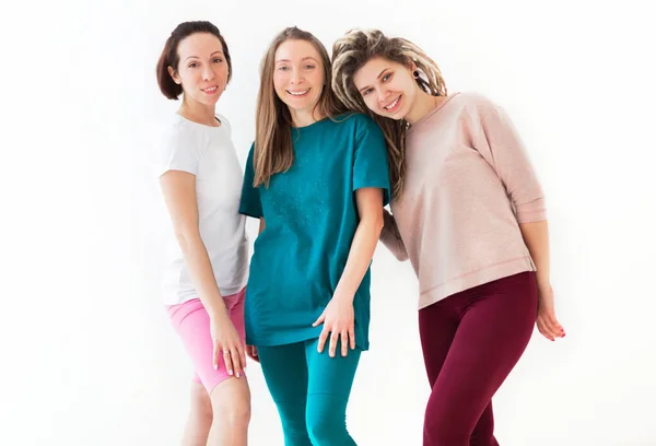 Heureuses Jeunes Femmes Souriantes Après Avoir Médité Contre Mur Blanc — Photo